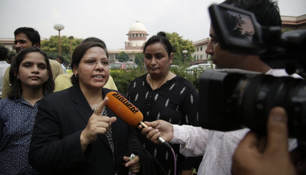 Farha Faiz, avocate à la Cour suprême indienne, s&#039;exprime face aux médias sur la décision de supprimer la pratique du &quot;talaq&quot; / © Keystone / AP / Altaf Qadri