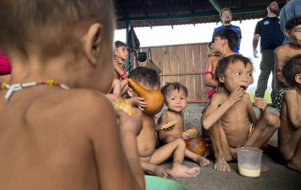 Le peuple yanomami, en Amazonie brésilienne, souffre de dénutrition / Junior Hekurari