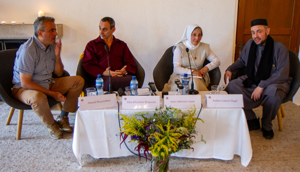 Journées hors du temps de Crêt Bérard (VD), avec le rabbin Gabriel Hagaï, le pratiquant soufi Ahmed Bouyerdene, l’enseignant bouddhiste Mila Khyentsé et l’ermite catholique soeur Catherine. / ©Yves Butzberger