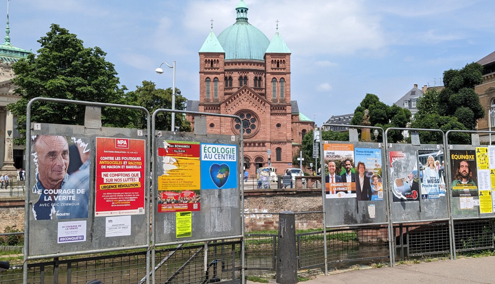 Des affiches électorales devant l&#039;église catholique de Saint-Pierre-Le-Jeune à Strasbourg / ©Flickr / Rue89 Strasbourg