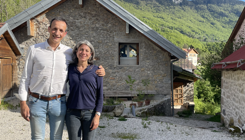 Séverine et Éric de Montalembert, devant leur maison d’accueil. / ©Carole Pirker