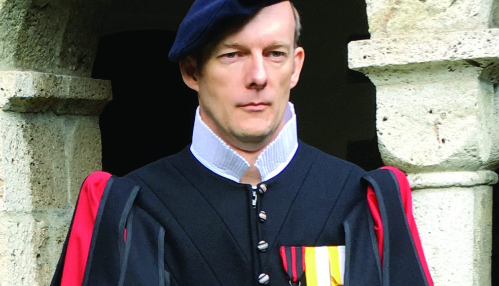 Le Sergent Christian Richard devant le cloître de l’abbaye de Saint-Maurice / ©DR