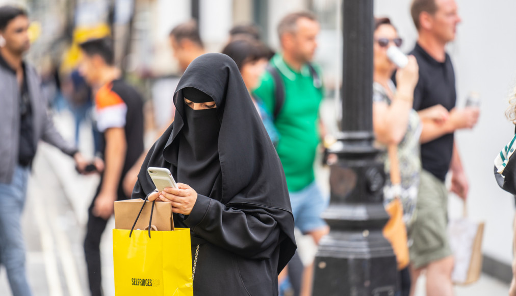 En Suisse, une femme en burqa sera amendable / ©iStock/Powerofflowers