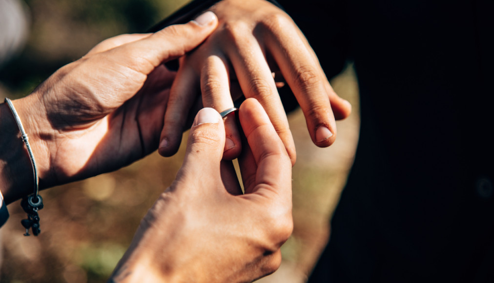 Les Eglises réformées de Suisse romande prêtes à bénir le mariage civil pour les couples de même sexe / iStock/franckreporter