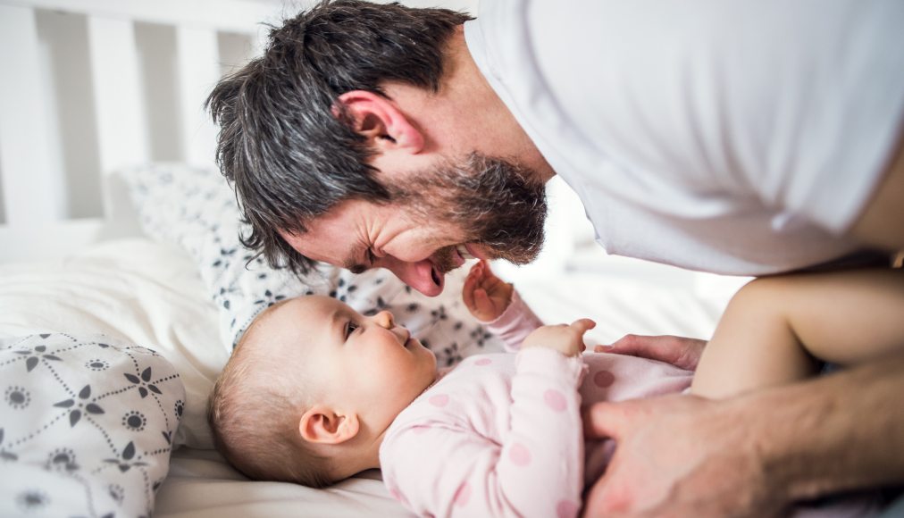 Les pères seront-ils bientôt autorisés à rester à la maison deux semaines après la naissance de leur enfant? La décision appartient désormais au peuple suisse, appelé à voter sur la question le 27 septembre prochain / IStock