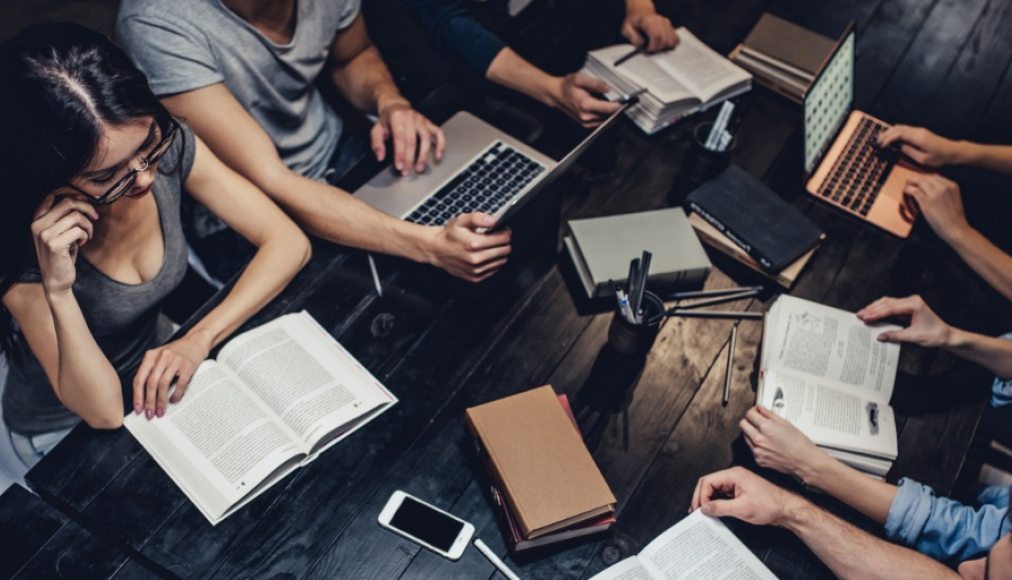 L&#039;année académique vient de commencer, et certains étudiants de part et d’autre de Suisse romande ont choisi de se lancer dans des études de théologie. Quelles sont leurs motivations à suivre ce cursus? / IStock