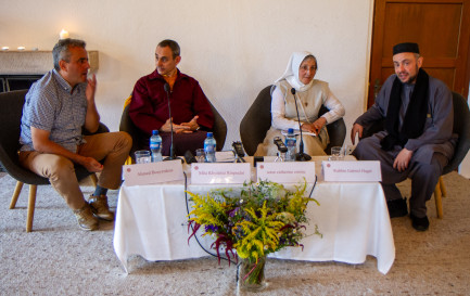 Journées hors du temps de Crêt Bérard (VD), avec le rabbin Gabriel Hagaï, le pratiquant soufi Ahmed Bouyerdene, l’enseignant bouddhiste Mila Khyentsé et l’ermite catholique soeur Catherine. / ©Yves Butzberger