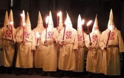 Costumes du KKK au carnaval de Schwyz / Capture d&#039;écran Twitter publiée dans la Tribune de Genève