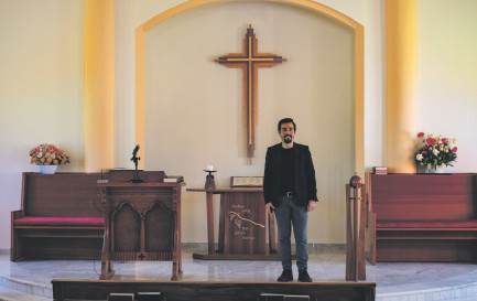 Le pasteur Hagop Akbasharian a tenu à ce que son établissement scolaire ouvre ses porte malgré les frappes quotidiennes aux alentours. / ©Sophie Woeldgen