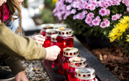 Si le calendrier catholique réserve un jour spécifique dans l&#039;année pour honorer de manière collective la mémoire des proches disparus et fleurir leurs tombes, les pratiques se révèlent aujourd’hui davantage individualisées. / IStock